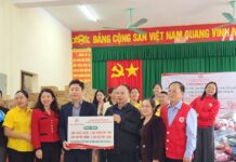 Hội Chữ thập đỏ Hà Nội trao 1.000 phần quà cho người dân Nghệ An bị lũ lụt