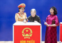 Cử tri 101 tuổi ở Hà Nội trực tiếp đi bầu cử