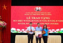 Phường Phú Lương trao Huy hiệu Đảng cho 24 đảng viên đợt 19/ 5