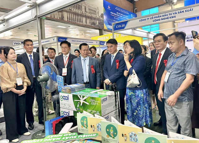 Các đại biểu tham quan gian hàng tại Hội chợ Triển lãm ENTECH HANOI 2026. Ảnh: VGP/Thùy Linh Các đại biểu tham quan gian hàng tại Hội chợ Triển lãm ENTECH HANOI 2026. Ảnh: VGP/Thùy Linh