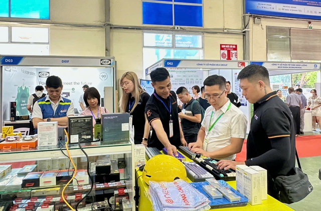 Khách hàng tham quan gian hàng tại Hội chợ Triển lãm ENTECH HANOI 2026. Ảnh: VGP/Thùy Linh Khách hàng tham quan gian hàng tại Hội chợ Triển lãm ENTECH HANOI 2026. Ảnh: VGP/Thùy Linh