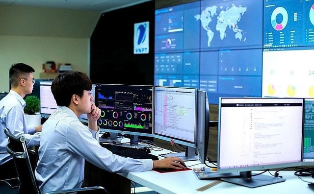 Thay vì quản lý dựa trên văn bản và báo cáo định kỳ chậm trễ, Hà Nội đã chuyển sang quản trị nhiệm vụ theo mục tiêu, tiến độ và sản phẩm cụ thể trên môi trường số. Ảnh: VGP Thay vì quản lý dựa trên văn bản và báo cáo định kỳ chậm trễ, Hà Nội đã chuyển sang quản trị nhiệm vụ theo mục tiêu, tiến độ và sản phẩm cụ thể trên môi trường số. Ảnh: VGP