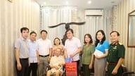 Phường Yên Sở thăm, tặng quà thương binh, bệnh binh tiêu biểu