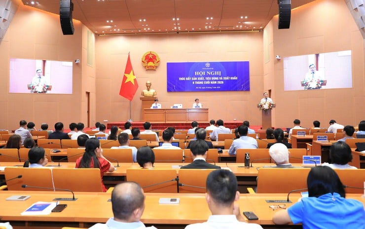 Hanoi-Vorsitzender Vu Dai Thang: Abteilungen und Niederlassungen müssen innerhalb von maximal 10 Tagen auf Vorschläge der Unternehmen reagieren – Foto 1. Hanoi-Vorsitzender Vu Dai Thang: Abteilungen und Niederlassungen müssen innerhalb von maximal 10 Tagen auf Vorschläge der Unternehmen reagieren – Foto 1.
