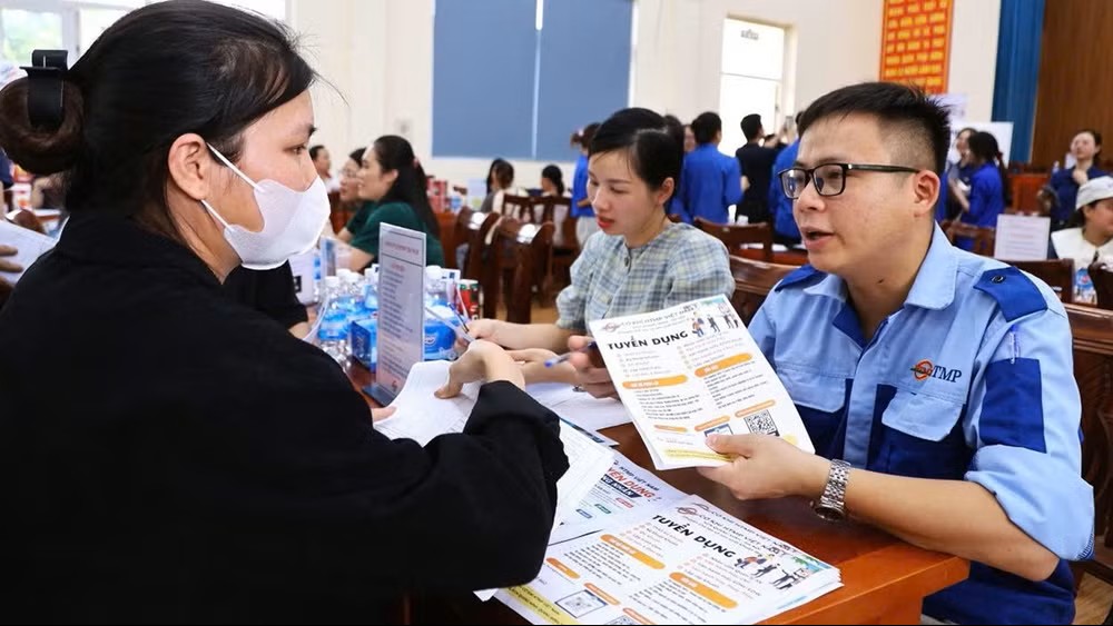 Phiên giao dịch việc làm lưu động tại xã Quang Minh, Hà Nội, tháng 5/2026. (Ảnh: nhandan.vn)