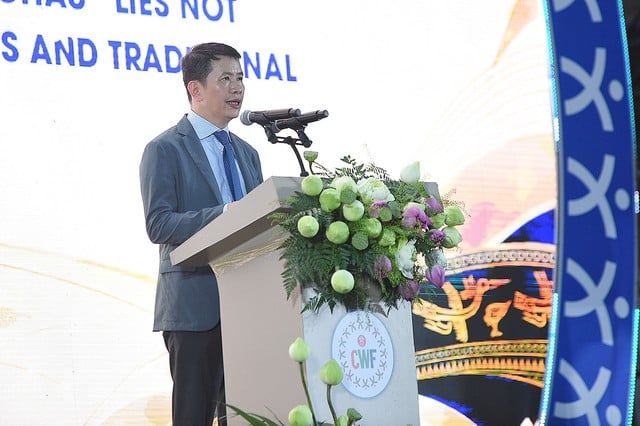 Hà Nội: Hơn 1.000 người mang sắc màu năm châu xuống đường Hà Nội: Hơn 1.000 người mang sắc màu năm châu xuống đường
